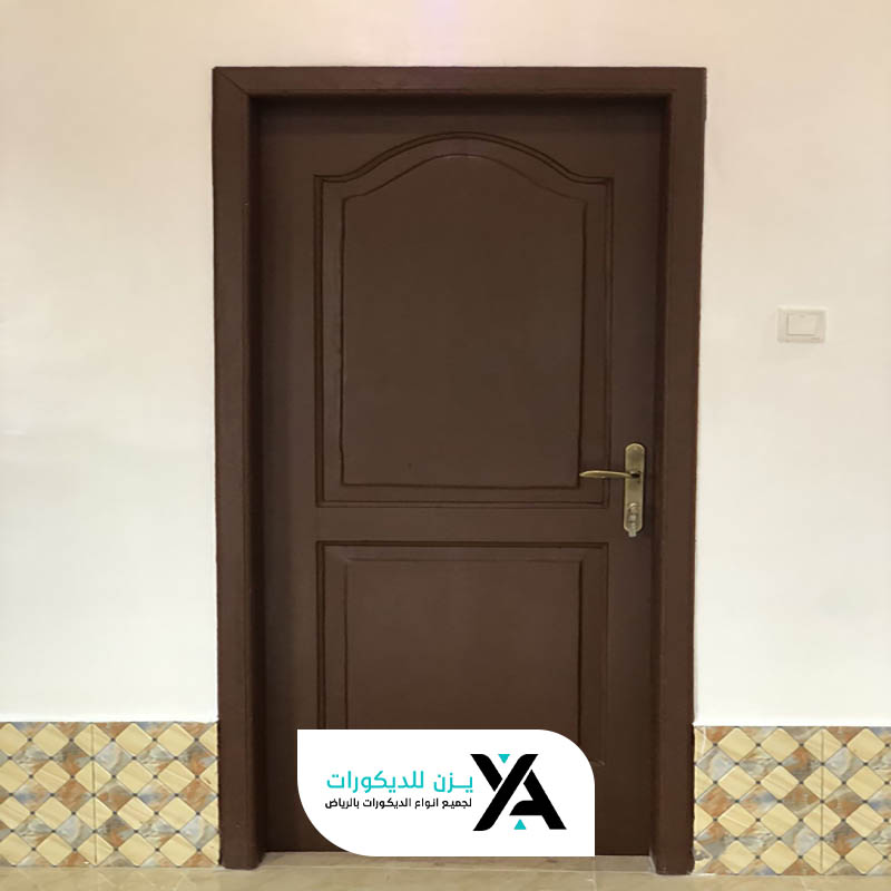 دهان باب خشب بنى محروق الرياض